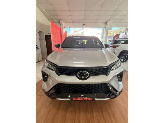 TOYOTA HILUX SW4 2.8 D-4D TURBO DIESEL DIAMOND 7L 4X4 AUTOMÁTICO TOYOTA HILUX SW4 2.8 D-4D TURBO DIESEL DIAMOND 7L 4X4 AUTOMÁTICO
